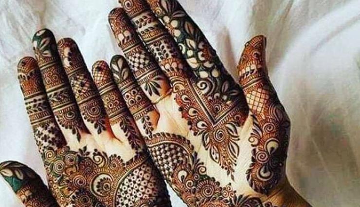 करवाचौथ पर इन आसान तरीकों से मेहंदी का रंग करें गहरा