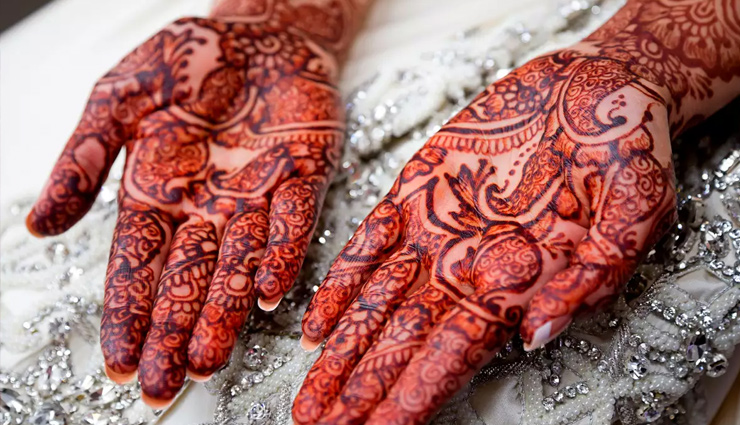 चाहते हैं हाथों पर लगाई मेहंदी का रंग हो गहरा, जानें इससे जुड़ी सही जानकारी 