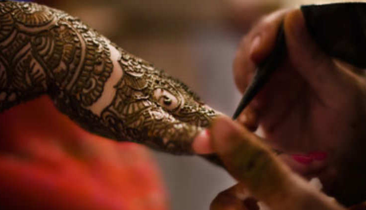हाथों की ख़ूबसूरती में कमी लाती है फीकी पड़ी मेंहदी, निजात पाने के लिए आजमाए ये टिप्स