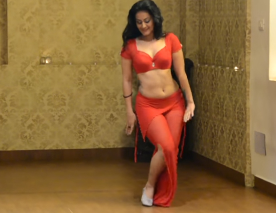 Viral Video- The Belly Dance on Phela Phela Pyar Hai Song Going Viral