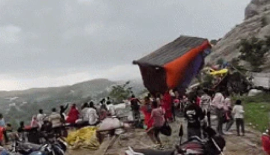 रामदेवरा मेले में बड़ा हादसा टल गया, बच्चों का 'मिकी माउस' झूला आंधी में उड़ा