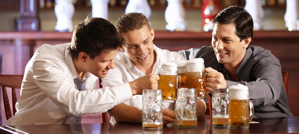 आदतें जो हैं पुरुषों की प्रजनन क्षमता के लिए हो सकती है हानिकारक infertility in men,reasons of infertility in men,habits of men leads to infertility,drinking,smoking,working on laptop,tight underwear,steam bath,eating junk food,physical well being,healthy body