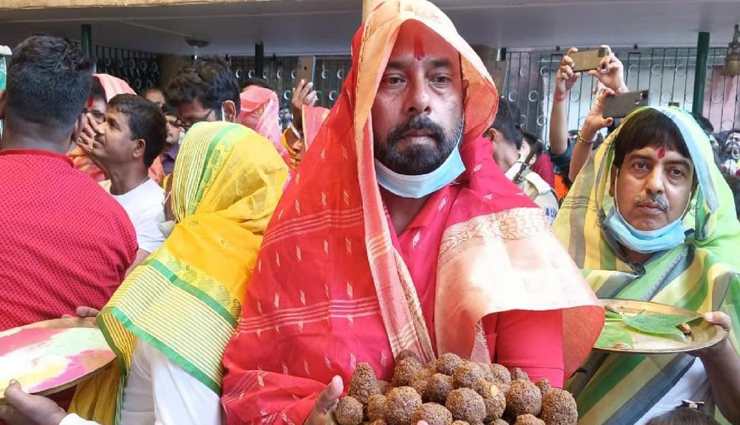 229 साल पहले से चली आ रही अनोखी परंपरा, पुरुष साड़ी पहनकर करते हैं देवी मां की पूजा