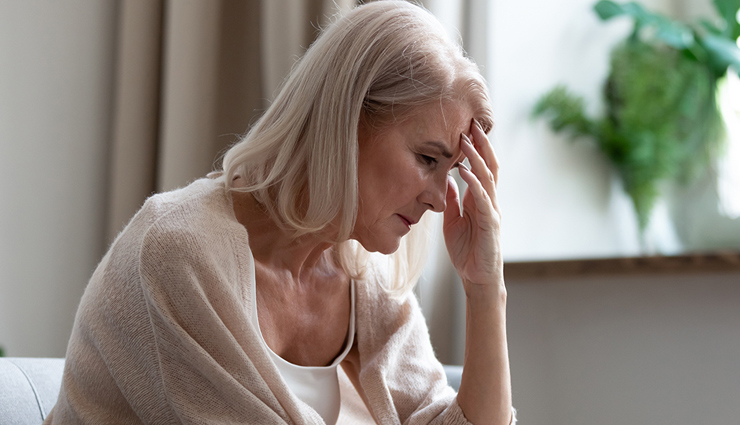 महिलाओं को मेनोपॉज के बाद होती हैं ये परेशानियां, इन बातों का रखें विशेष ध्यान