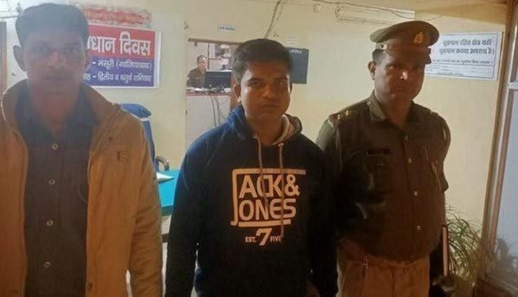 UP News: बच्चे ने मंदिर से पीया पानी तो युवक ने कर दी पिटाई, वीडियो वायरल के बाद पुलिस ने किया गिरफ्तार 