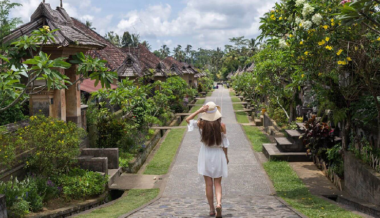 komodo national park,reasons to visit komodo,komodo dragons,rinca island,padar island hike,pink beach komodo,diving komodo,snorkeling kanawa island,local culture mesa island,sunset at kalong island,trekking rinca island,wildlife komodo national park,indonesia travel