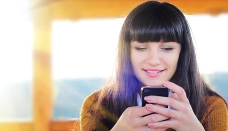 बॉस को मैसेज में इमोजी भेजना महिला को पड़ा भारी, धोना पड़ा नौकरी से हाथ