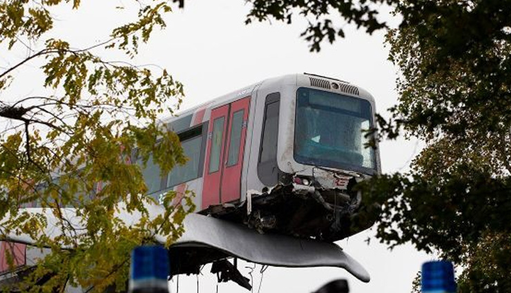 whale,whale sculpture,metro train,midair,weird news,netherland