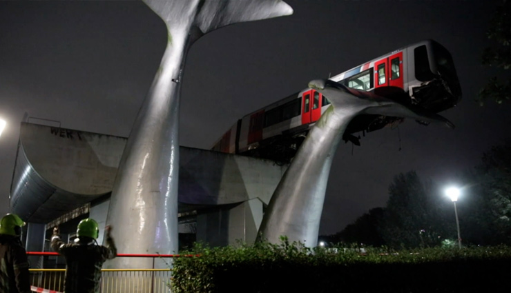 whale,whale sculpture,metro train,midair,weird news,netherland ,नीदरलैंड, मेट्रो ट्रेन,व्‍हेल मछली 