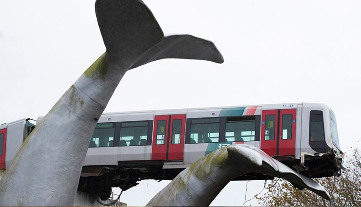 जब 25 फीट हवा में 'व्‍हेल मछली की पूंछ' पर लटक गई मेट्रो ट्रेन, देखे वीडियो