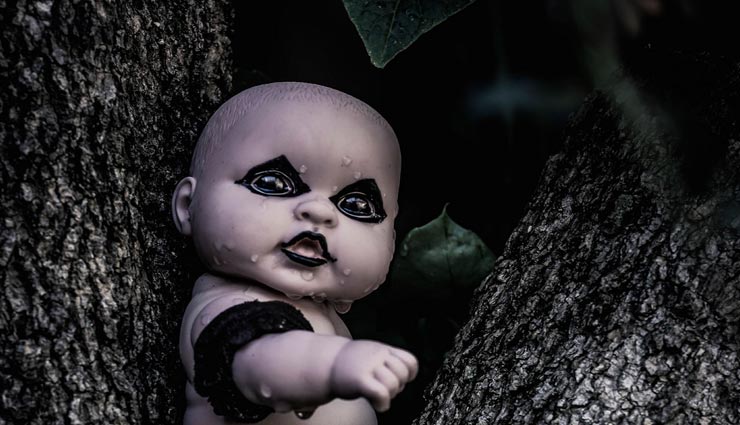 पेड़ों पर लटकी इन गुड़ियों से आती हैं रोने की आवाजें