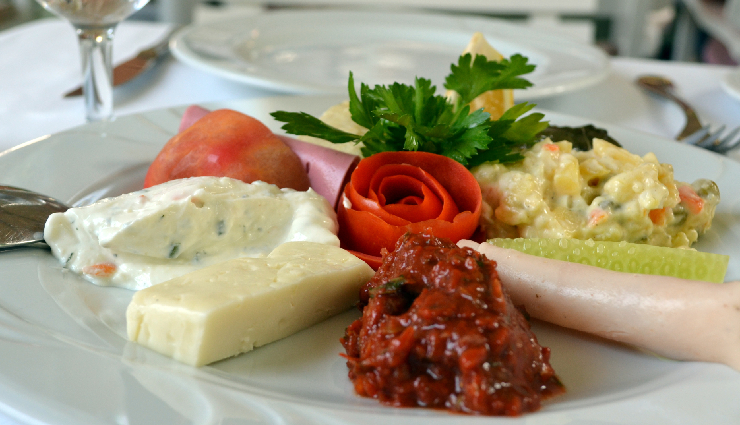 turkish cuisine,turkish dishes,must-try turkish food,turkish pretzel simit,turkish apple tea,ezogelin soup,menemen breakfast,gözleme crepe,mantı ravioli,kumpir baked potato,köfte meatballs,perde pilav,turkish mezze,turkish kebap,baklava pastries,dondurma ice cream,turkish delights lokum,turkish street food,ottoman cuisine,best turkish foods