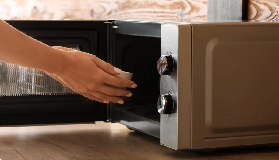 6 Kitchen Items You Should Never Put in Microwave