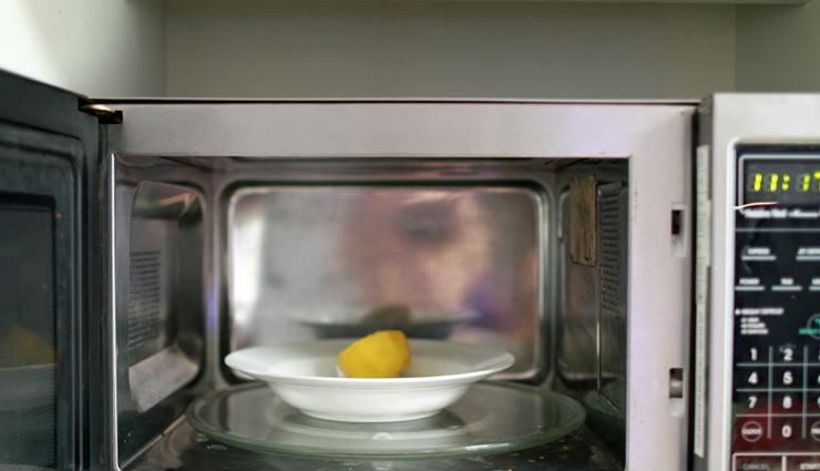 इन तरीकों की मदद से करें माइक्रोवेव की सफाई, काम बनेगा आसान tips to clean microwave,how to do microwave cleaning,cleaning tips of microwave,household tips,home decor tips