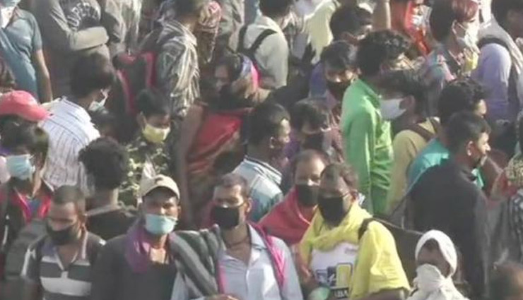 migrant labourers,migrant labourers gather in gazipur at delhi up border,auraiya accident,arrange buses for migrant workers,delhi top,up top,delhi common man issues,up common man issues,coronavirus,news,lockdown,news in hindi