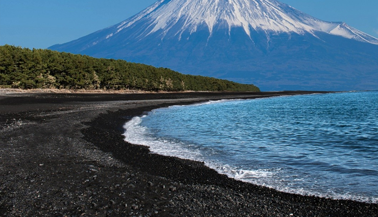 black sand beaches,black sand beaches to visit,10 black sand beaches,black sands beach in whitethorn,ficogrande in stromboli,perissa beach in paralia,santorini,stokksnes beach in iceland,miho beach in shimizu,punaluu beach on the big island of hawaii,anse chastanet in saint lucia,kamari beach in santorini,greece,papenoo beach in papenoo,tahiti,reynisfjara in vík í mýrdal,travel,holidays,travel guide