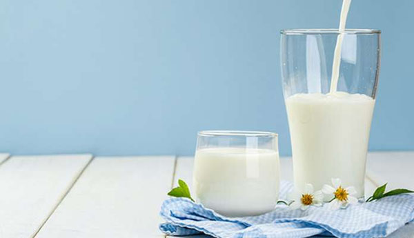 दूध से मिलेगी त्वचा को खूबसूरती, जानें कैसे पाए इससे निखार 