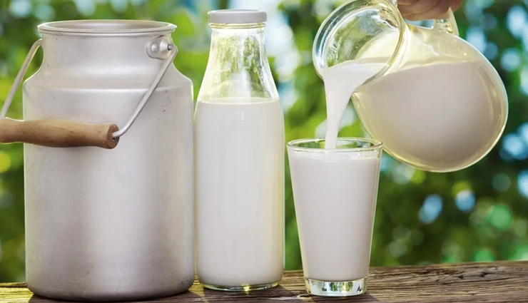 दूध के साथ कभी ना करें इन 10 चीजों का सेवन, करते हैं धीमे जहर का काम 