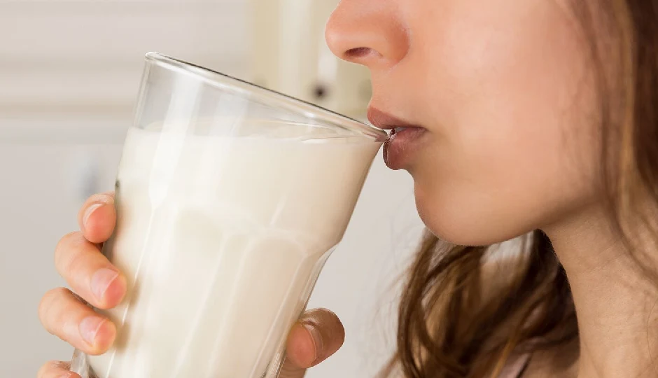 ठंडा दूध पीना सेहत के लिए फायदेमंद है या नुकसानदेह? जानें पूरी बात