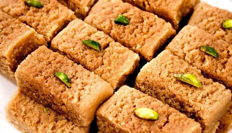 Diwali 2019: घर पर ही ट्राई करें 'मिल्क केक', बढ़ाएगी त्यौंहार का मजा #Recipe