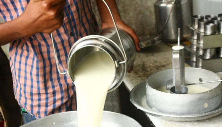 पाकिस्तान में पेट्रोल-डीजल से भी महंगा हुआ दूध, मुहर्रम पर बिका 140 रुपये लीटर