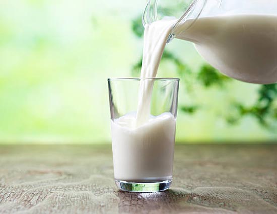 ब्यूटी टिप्स : जाने कैसें पा सकतें है दूध से निखरी और मुलायम त्वचा