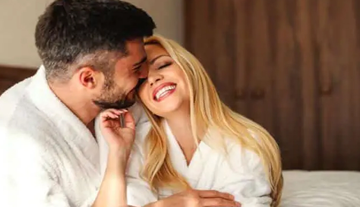 mindfulness,relationship enhancement,communication skills,emotional intelligence,presence,intimacy,connection,self-awareness,non-judgment,compassion,empathy,stress reduction,romantic relationships,loving-kindness,mindful awareness