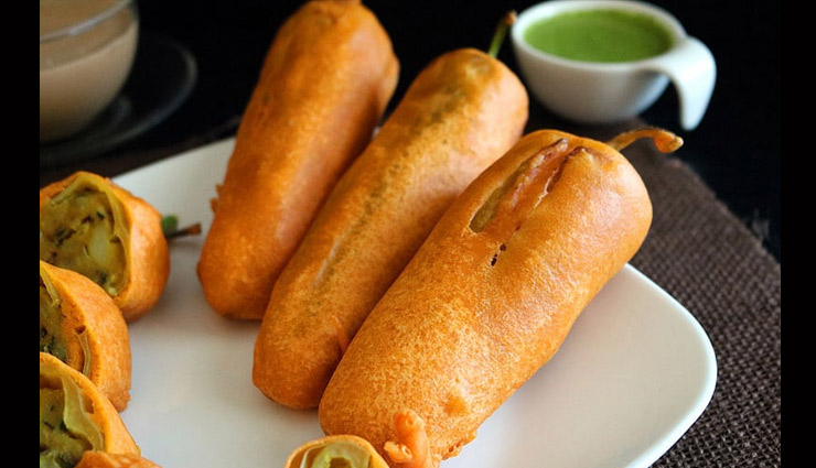 famous street food in india,street food in india,most famous street food in india,litti chokha,aloo tikki,vada pao,akki rotti,mirchi bajji