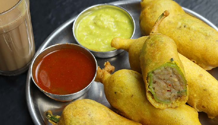 मिर्ची वड़ा : पूरे देश में धूम मचा रही है यह स्पाइसी राजस्थानी डिश, देती है समौसे-कचौड़ी को टक्कर #Recipe mirchi vada recipe,mirchi vada vs samosa,tough fight between mirchi vada and kachori,samosa vs kachori taste comparison,spicy mirchi vada preparation,best indian snack recipes,street food competition recipes,mirchi vada flavor profile,kachori and samosa alternatives,homemade spicy snacks