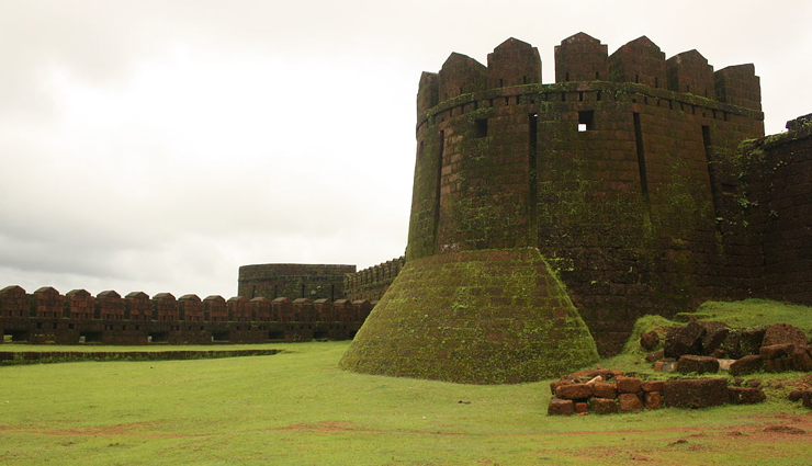 gokarna travel,places to explore in gokarna,kudle beach,om beach,mahabaleshwar temple,paradise beach,half-moon beach,mirjan fort,koti tirtha,bhadrakali temple,lalguli falls,maha ganapati temple