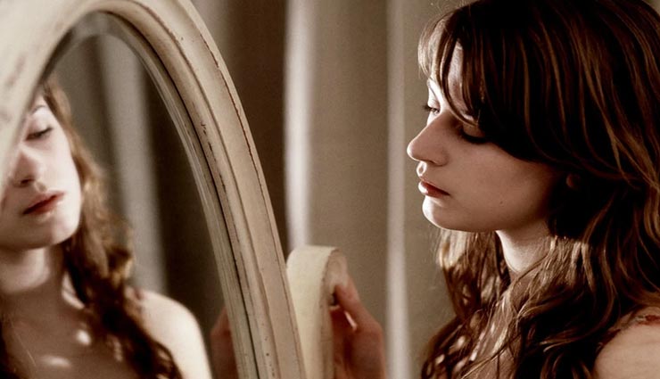 घर में टूटा हुआ शीशा क्या देता है संकेत? शुभ या अशुभ vastu tips,vastu tips in hindi,broken glass vastu tips,broken glass indication