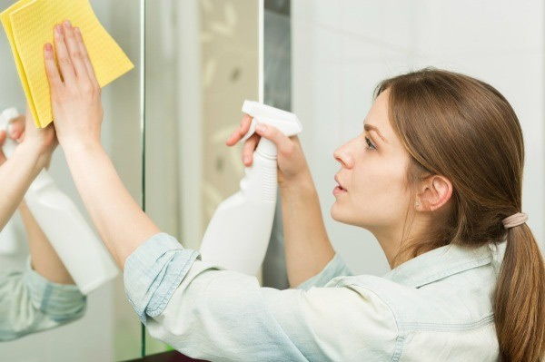 mirror cleaning tips,household tips ,काँच पर लगे दाग-धब्बे, काँच की सफाई, साफ़-सफाई टिप्स, दाग-धब्बों से छुटकारा 