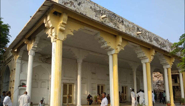 सोनभद्र : चुनार गेस्ट हाउस में प्रियंका गांधी, मच्छरों के बीच कटी रात, सुबह करीब साढ़े चार बजे आई नींद priynaka gandhi vadra,up congress,priyanka gandhi detained in mirzapur,sonbhadra murder case,sonbhadra,yogi adityanath,uttar pradesh,news,news in hindi