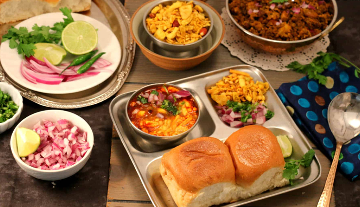 चटपटे स्वाद का मजा लेना हैं तो बनाएं कोल्हापुरी स्टाइल मिसल पाव #Recipe