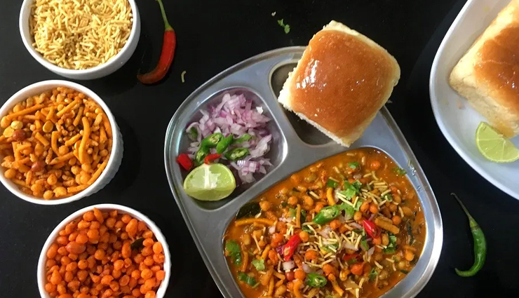 marathi dish misal pav,misal pav for breakfast,breakfast recipes,misal pav easy recipes,easy recipe,hunger struck,food