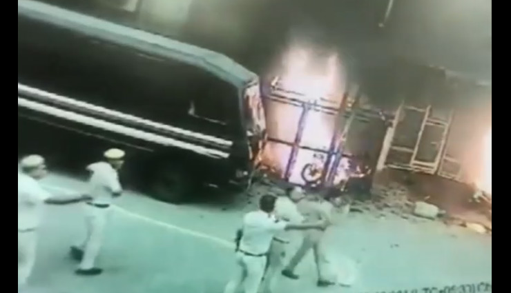 news,news in hindi,tees hazari court,women police officer,lawyers,attacked,video,investigation,hurt,injured