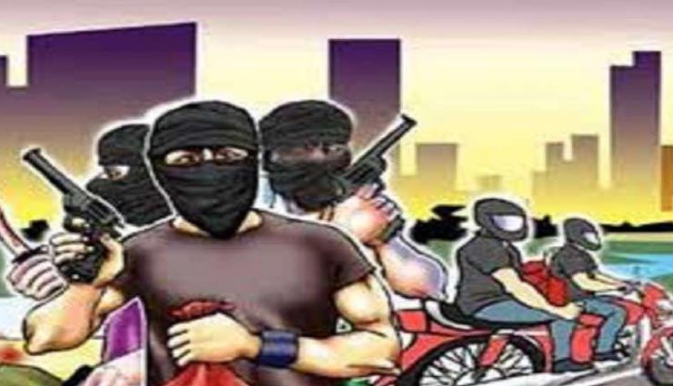 भीलवाड़ा : बाइकसवार हथियारबंद बदमाशाें ने कार रूकवा किया हमला, तोड़े गाड़ी के शीशे