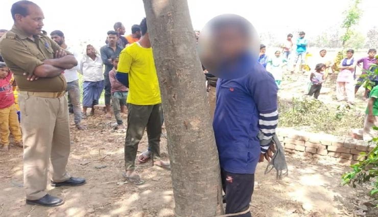 गोरखपुर : स्कूली छात्रा से छेड़कानी करना किशोर को पड़ा भारी, ग्रामीणों ने पेड़ से बांध की धुनाई