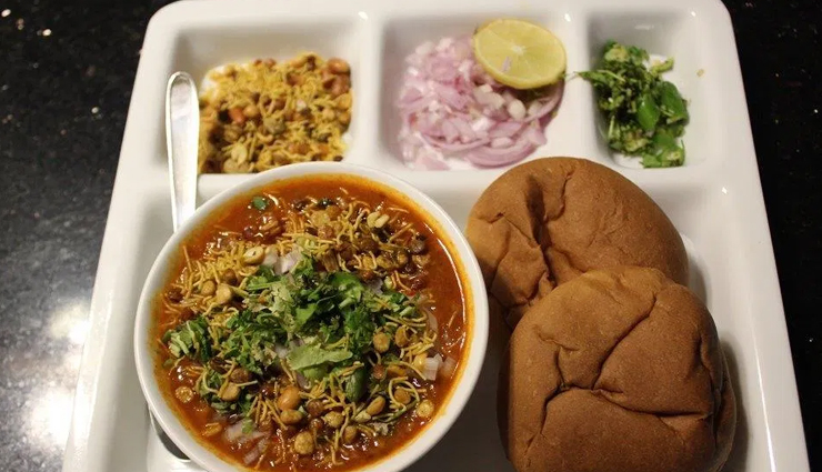 misal pav,snacks recipe,recipe