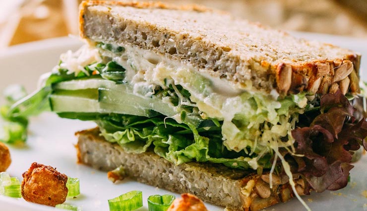 हेल्दी और टेस्टी ब्रेकफास्ट के लिए आजमाए मिक्स स्प्राउट्स सैंडविच #Recipe