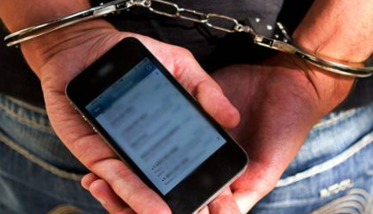 पत्नी ने खरीदा सस्ता मोबाइल, पुलिस उठा कर ले गई पति को, मामला चौकाने वाला