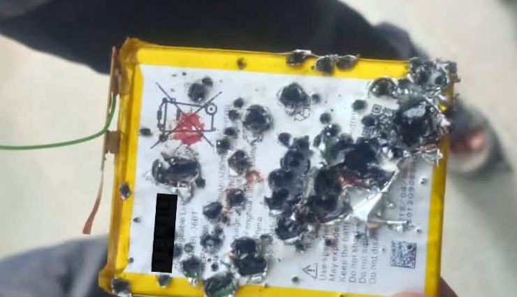 चार्जिग के दौरान मोबाइल बैटरी में हुआ विस्फोट, 14 वर्षीय गम्भीर रूप से घायल