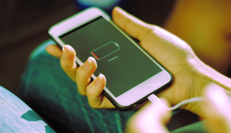 बॉस ने निकाला तुगलकी फरमान, ऑफिस में नहीं कर सकेंगे अब मोबाइल चार्ज!