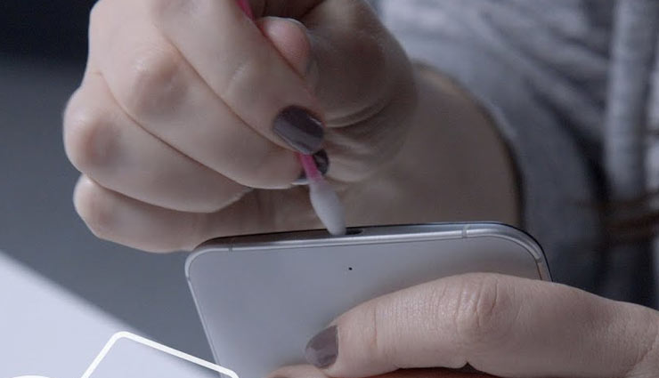 इन तरीकों से करें अपने मोबाइल की स्क्रीन साफ़, काम होगा आसान tips to clean your mobile screen,mobile screen cleaning tips,household tips,home decor tips,mobile screen