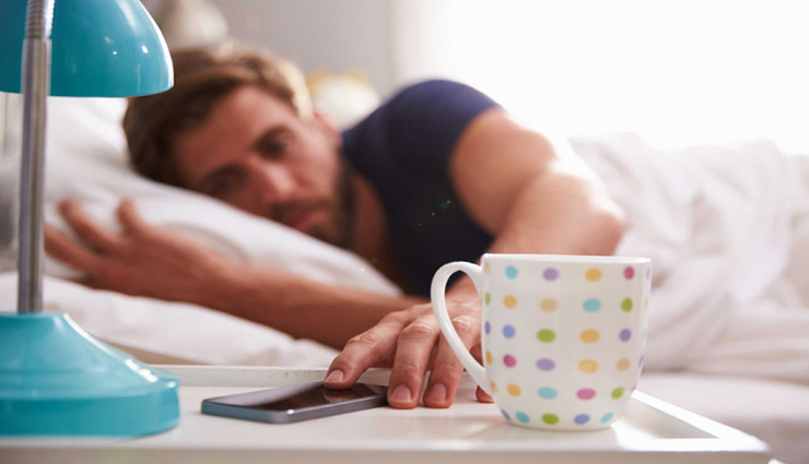 क्या आप भी सुबह उठते ही मोबाइल पर डालते हैं पहली नजर, जानें इसके नुकसान Health tips,health tips in hindi,mobile in morning,phone in morning