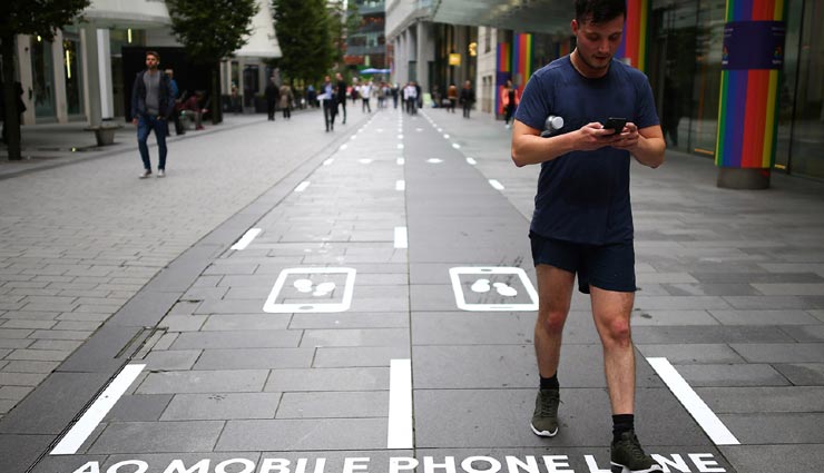 यहां पर मोबाइल यूजर्स के लिए बना डाली अलग सड़क, कारण कर देगा सोचने पर मजबूर