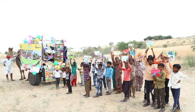 जोधपुर : बच्चों के चहरे पर मुस्कान ला रही ऊंट गाड़ी वाली पहली मोबाइल लाइब्रेरी, रेत के धोरों पर लग रही क्लास