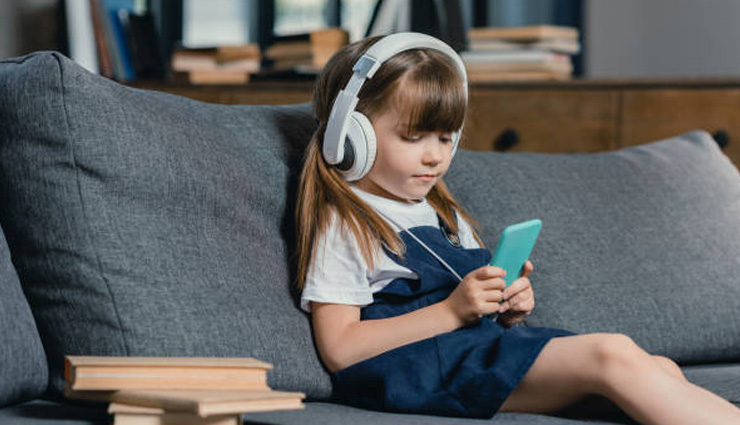 जाने किस तरह मोबाइल और लैपटॉप आपके बच्चो के लिए साबित हो रहे है हानिकारक