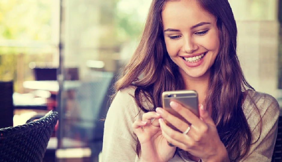 फोन झुकाकर देखने से गर्दन पर पड़ता है इतने किलो का दबाव, जानें वो बात जो कोई डॉक्टर नहीं बताएगा