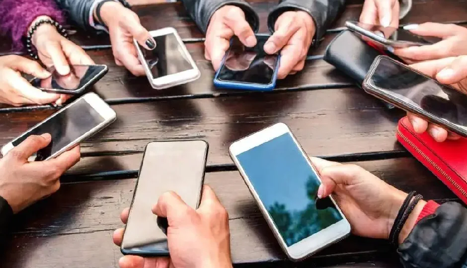 मोबाइल यूज़र्स को लग सकता है झटका! टैरिफ प्लान 10-12% तक महंगे होने के आसार, जेब पर बढ़ेगा बोझ